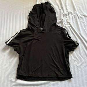 Hooded cropped t shirt with removable string